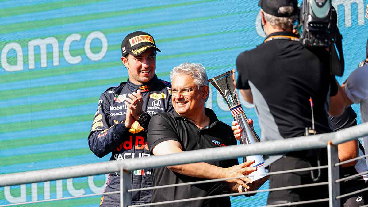 Mohammed Y. Al Qahtani presents the winning trophy to Max Verstappen