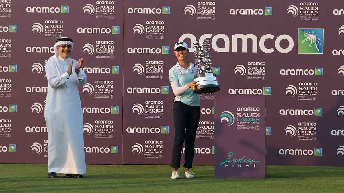 CEO presents Aramco golf trophy