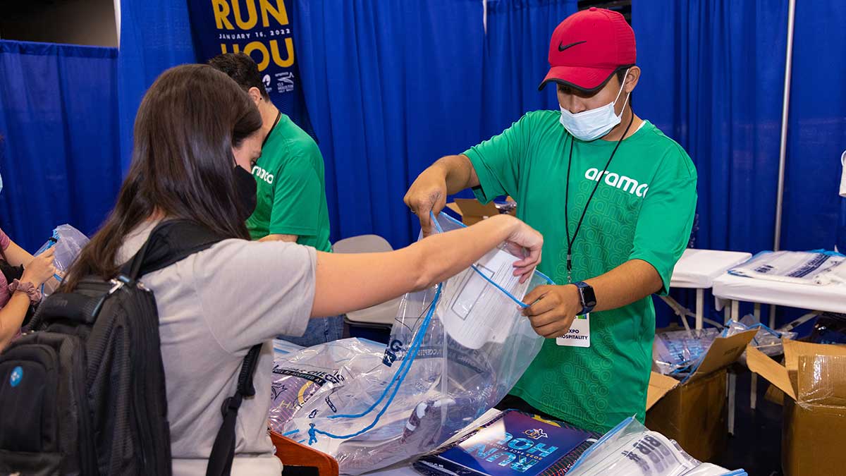 Aramco Houston Half Marathon January 2022 volunteers lend a helping hand