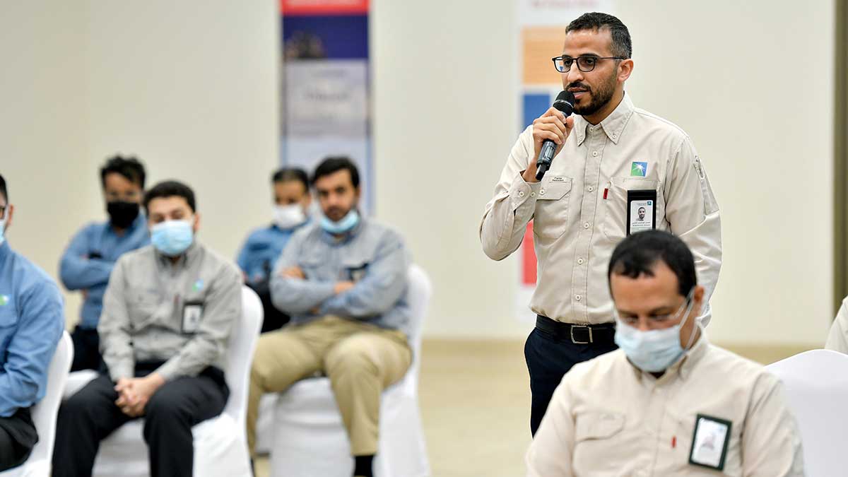 An employee at Aramco's Wasit Gas Plant asks a question during the CEO's Ramadan tour