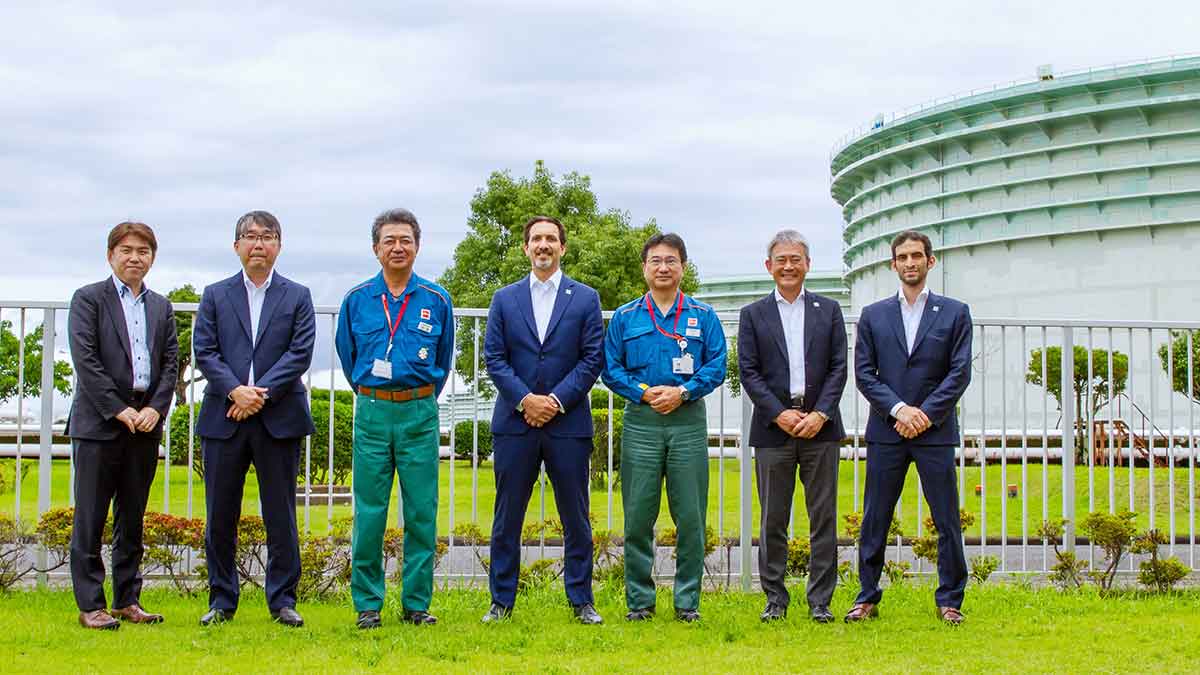 Aramco and ENEOS staff pose after signing Japan storage agreement