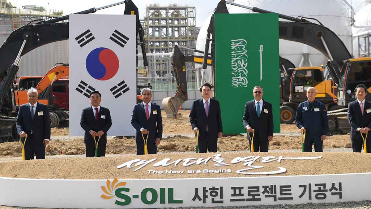 Aramco president and CEO Amin Nasser and South Korean president Yoon Suk Yeol at Ulsan groundbreaking