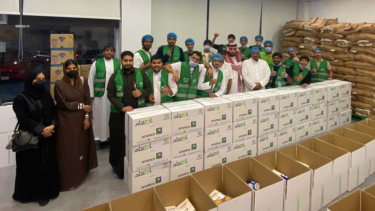 trainees deliver iftar meals in Jiddah