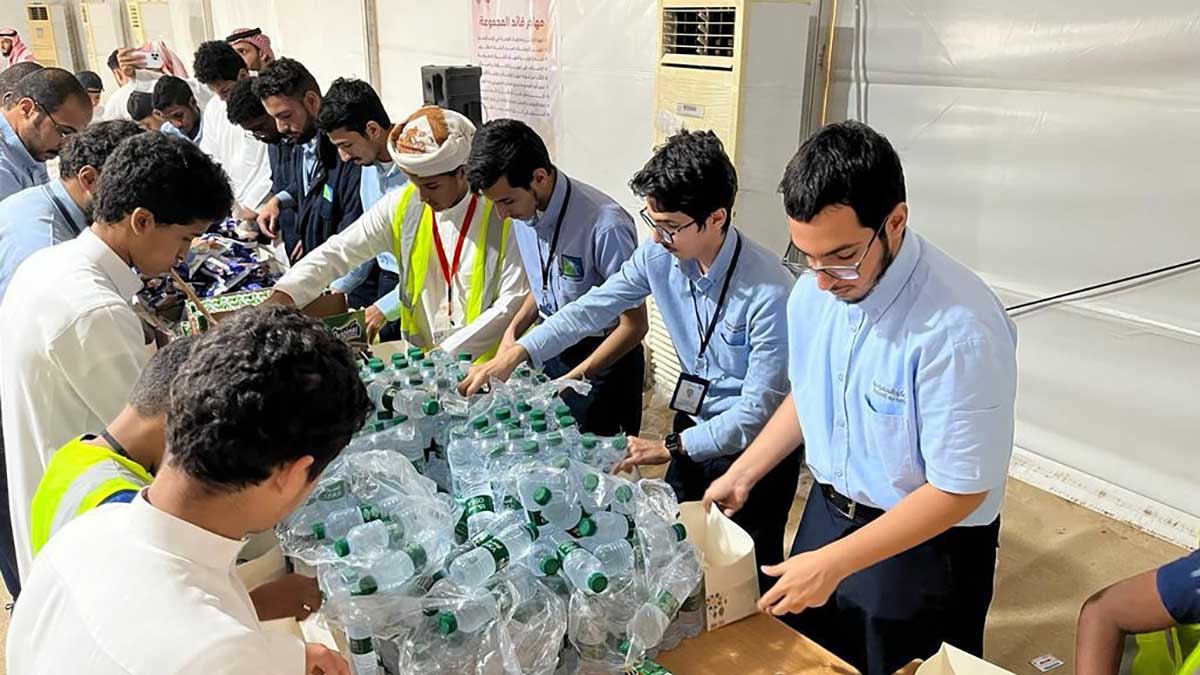 trainees deliver iftar meals in Ras Tanura