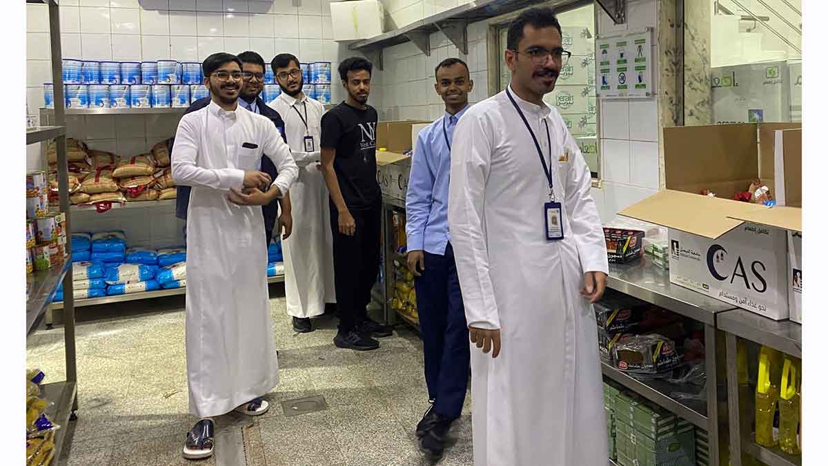 trainees deliver iftar meals in Riyadh