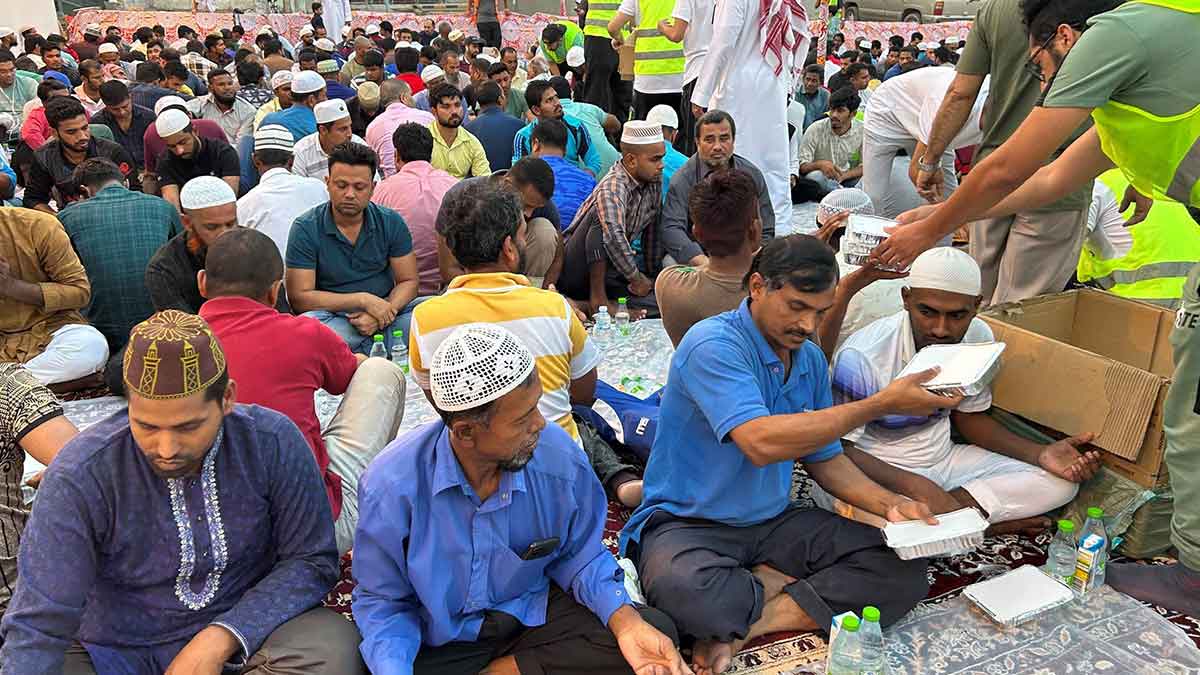 trainees deliver iftar meals in Yanbu'