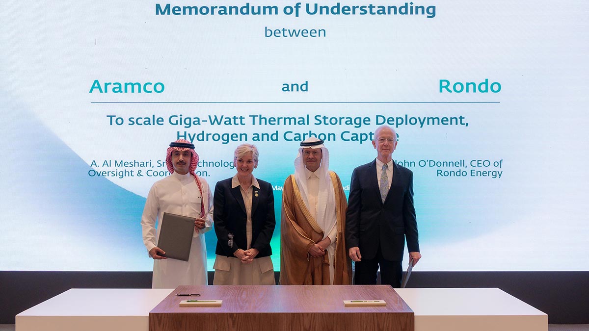 HRH Prince Abdulaziz bin Salman Al-Saud, and U.S. Secretary of Energy, Jennifer Granholm, sign an agreement in which Aramco and Rondo will explore deployment of heat batteries in Aramco’s global facilities.